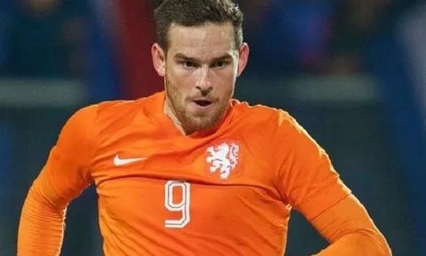 CĐV Gà trống nổi khùng với phong độ của Vincent Janssen