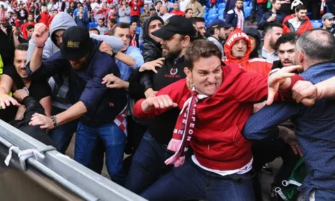 CĐV Liverpool bị hooligan đánh nhập viện ở Italy