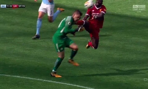 CĐV Liverpool điên tiết với tấm thẻ đỏ của Mane