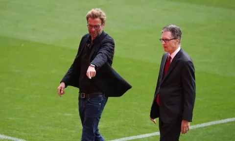 CĐV Liverpool 'nội chiến' trước tin đội bóng bị bán