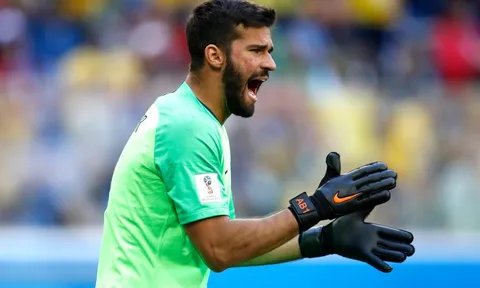 CĐV Liverpool phấn khích vì hành động của Alisson khi Sturridge ghi bàn