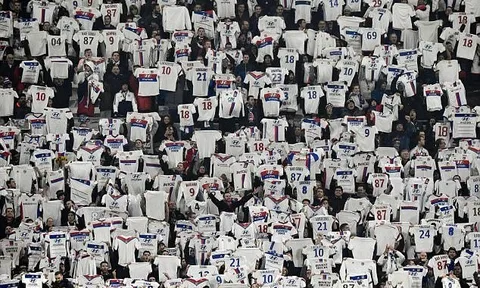 CĐV Lyon đồng loạt học Messi khoe áo đấu, ủng hộ Fekir
