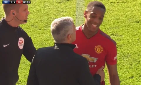 CĐV Man Utd 'tan chảy' với cái ôm giữa Mourinho và Martial