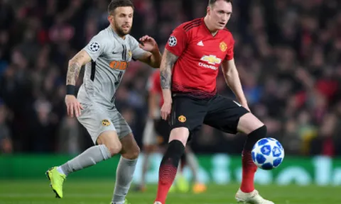 CĐV Man Utd thót tim với tình huống 'nhớ đời' của Phil Jones