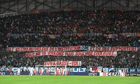 CĐV Marseille treo băng rôn đòi tống cổ Evra sau cú đá bạo lực