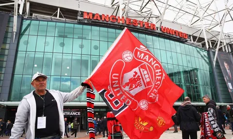 CĐV M.U nô nức đến Old Trafford, sẵn sàng "thảm sát" Palace