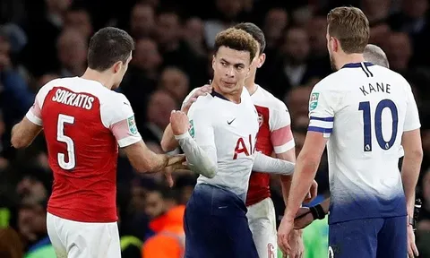 CĐV nín thở giúp Alli sau khi gây hấn với "hung thần" của Arsenal