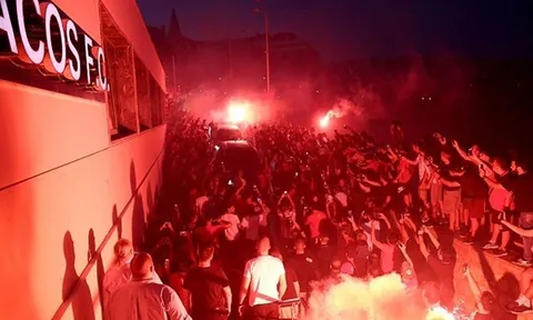 CĐV Olympiacos đốt pháo sáng suốt đêm chào mừng Yaya Toure