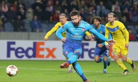 CĐV Pháo thủ mừng ra mặt sau bàn thắng thứ 100 của Giroud