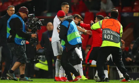 CĐV quá khích lao vào sân và đây là cách Ronaldo đáp trả