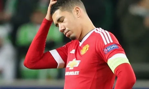 CĐV Quỷ đỏ "lạnh người" khi Mourinho để Chris Smalling đá chính
