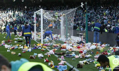 CĐV Real Betis tặng hàng nghìn gấu bông ủng hộ trẻ em dịp Giáng sinh