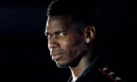 CĐV và huyền thoại M.U dạy dỗ Pogba vì phản ứng lỗ mãng với Mourinho