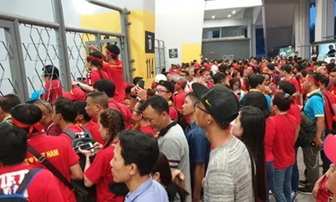CĐV Việt Nam gặp khó ở Bukit Jalil vì vấn đề WC