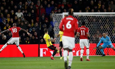 Chấm điểm Man Utd trận Watford: Young trẻ lại, Martial thăng hoa ở vị trí mới