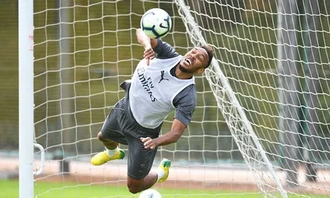 Chán đá tiền đạo, Aubameyang đe dọa vị trí thủ môn của Cech, Leno