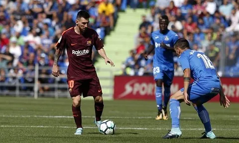 Chỉ 4 trận đấu, Messi san bằng thành tích của Ronaldo trong cả mùa giải