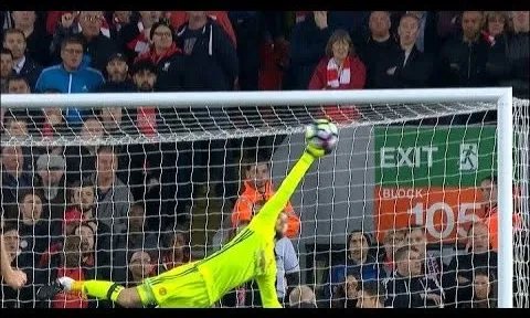 Chỉ De Gea mới cản được cú cứa lòng của Philippe Coutinho