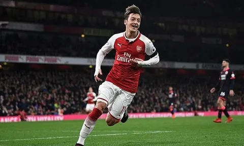 Chỉ trong chớp mắt, Mesut Ozil đã hạ Huddersfield