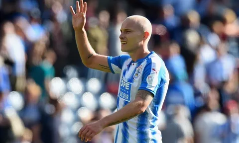 CHÍNH THỨC: Sao sáng Huddersfield được vinh danh