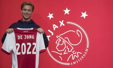 CHÍNH THỨC: Siêu tiền vệ Ajax từ chối đại gia châu Âu