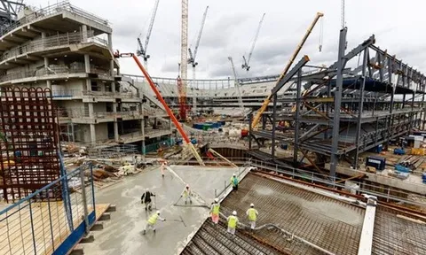 Choáng ngợp với "trụ chống trời" của sân White Hart Lane mới