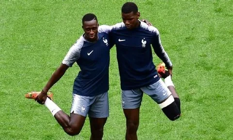 Chọc điên Man United, Pogba 'đi đêm' với đại kình địch