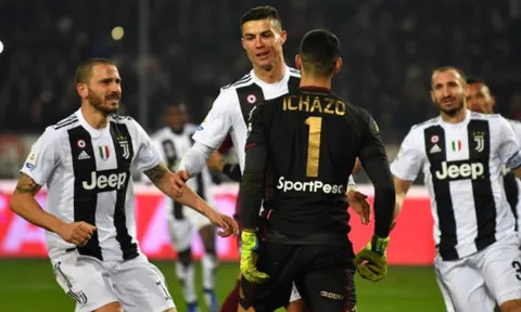 Ronaldo làm chấn thương thủ môn, huých người rồi mỉm cười nhận thẻ