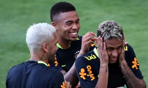 Chơi "bóng bàn" thua trận, Neymar bị búng lỗ tai