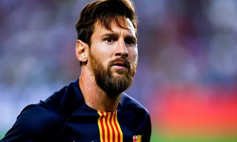 Chơi khăm Messi, fan nữ nhận trái đắng