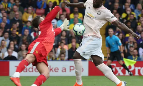 Chơi trò 'bẩn', Ben Foster vẫn không thể ngăn Lukaku ghi bàn