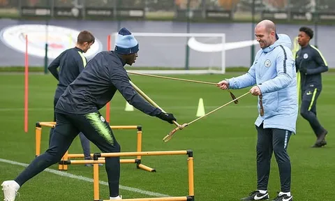 Chơi trò lạ, Man City chờ biến Man United thành con rối ở Etihad