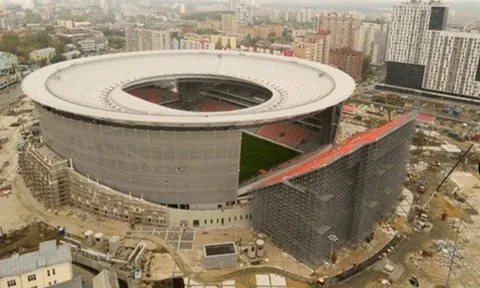 Chủ nhà World Cup 2018 ra mắt sân bóng "dị" nhất thế giới