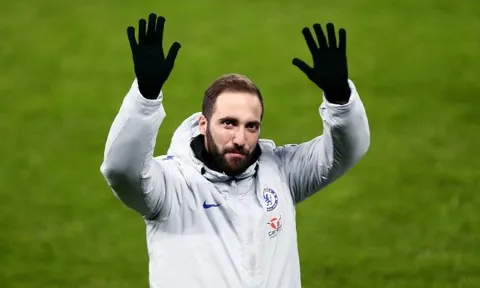 Chưa đá phút nào, Higuain vẫn có hành động cho thấy tinh thần True Blues đích thực