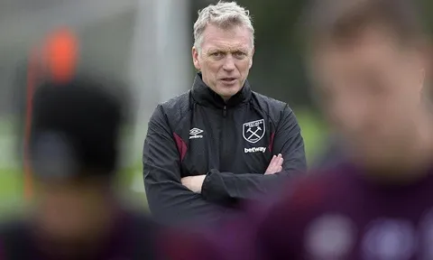 Chưa kịp vui sau kỉ lục, David Moyes đã phải nhận hung tin
