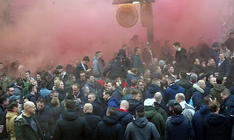 Chưa tới "giờ G", CĐV Feyenoord đã "quẩy nát" thành phố Manchester