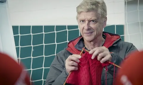 Chuẩn bị đấu Huddersfield, Wenger dạy học trò... đan áo len