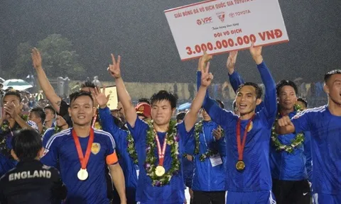 Chùm ảnh: Quảng Nam FC vỡ òa hạnh phúc trong chiều mưa nặng hạt