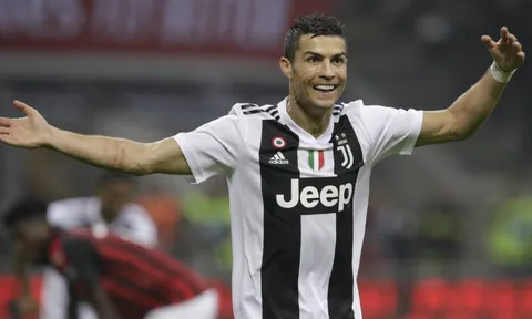 Chụp chung với CR7, sao trẻ Milan tiết lộ hình ảnh sốc trong phòng thay đồ Juventus