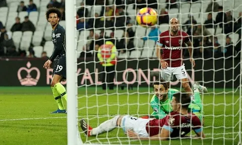 Chuyện lạ: Fabianski cười tươi khi bị sao Man City phá lưới