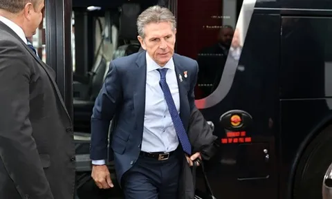 Claude Puel diện vest lịch lãm, chờ nối dài "tuần trăng mật" với Leicester