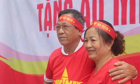 Cờ đỏ sao vàng tràn ngập phố phường trước giờ G