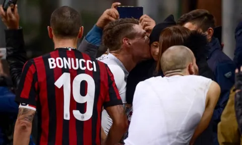 Con trai Bonucci sung sướng khi nhận áo từ 'đối thủ' của cha