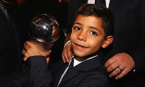 Con trai Ronaldo nhắn nhủ Messi trước thềm lễ trao bóng vàng
