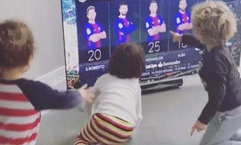 Con Vermaelen mừng rỡ khi thấy cha chơi ở siêu kinh điển