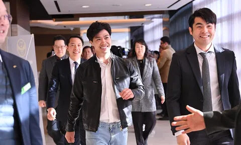 Ra mắt Incheon United, Công Phượng ngầu như tài tử điện ảnh