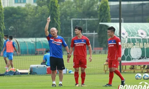 Công Phượng được cầm tay chỉ việc, Xuân Trường trổ tài phiên dịch
