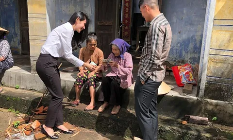 Công Vinh giản dị cùng vợ đi cứu trợ đồng bào miền Trung