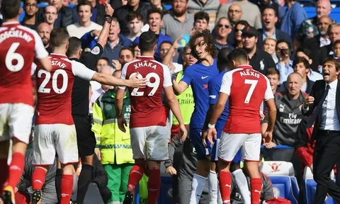 Conte lẫn tránh câu hỏi về chiếc thẻ đỏ của Luiz