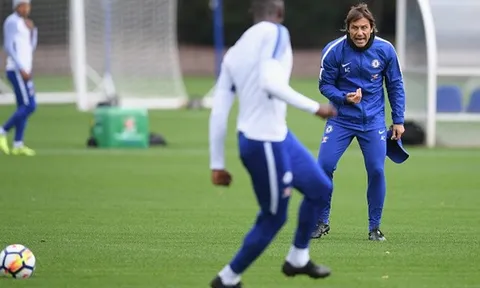 Conte "nổi khùng" với các học trò trên sân tập